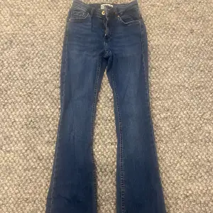 Mid waist jeans helt i nyskick endast använda en gång!! Inga defekter och stretchiga i materialet.⭐️🌷