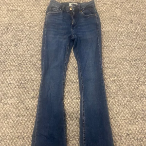 Mid waist jeans - Mid waist jeans helt i nyskick endast använda en gång!! Inga defekter och stretchiga i materialet.⭐️🌷
