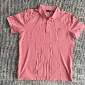 Piké Gant stl 158-164 cm - Fin piké från Gant i färgen korall. Somrig T-shirt av hög kvalitet. Mycket fint skick. 