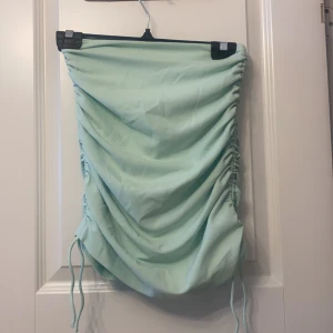 Kjol Zara - Kjol från zara i strl XS. Lite mer mintgrön i färgen irl. Aldrig använd men tog bort lappparna. Längden kan justeras med snörena på sidorna. Skriv vid fler bilder/frågor❤️ Pris kan diskuteras