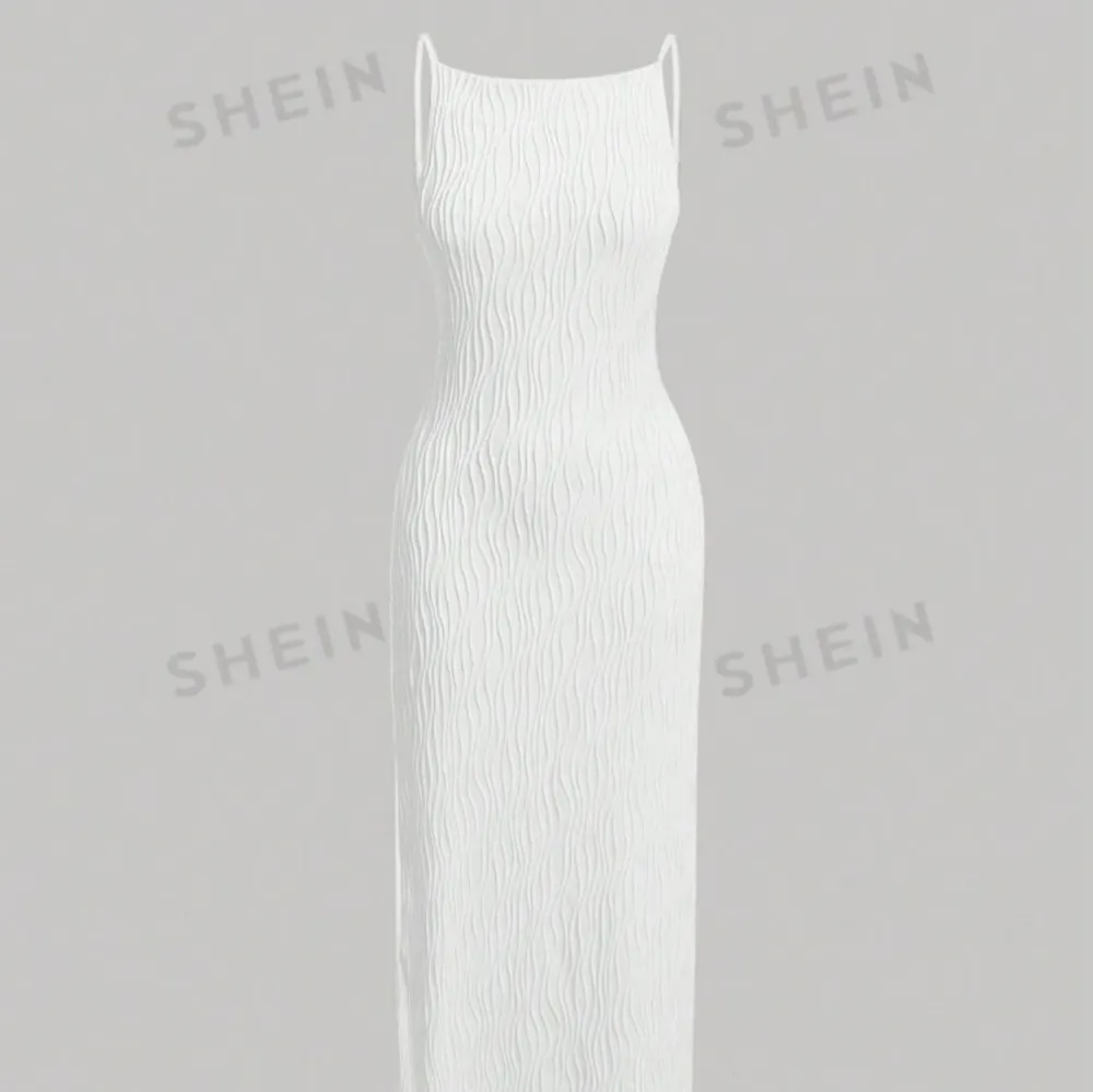 Ny oanvänd klänning från shein, superfin och stretchig men säljer pga beställde två storlekar. Storlek S . Klänningar.
