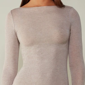 Intimissmi tröja - Intimissmi tröja köpt här på Plick, jättefint skick. En liten defekt, men syns knappt. Säljer för att den inte kommer till användning💕 Tryck gärna på köp nu