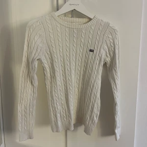 Lexington tröja - Vit stickad lexington tröja i fint skick! Är i väldigt bra kvalité då den är använd hyfsat mycket, vilket man inte ser😊