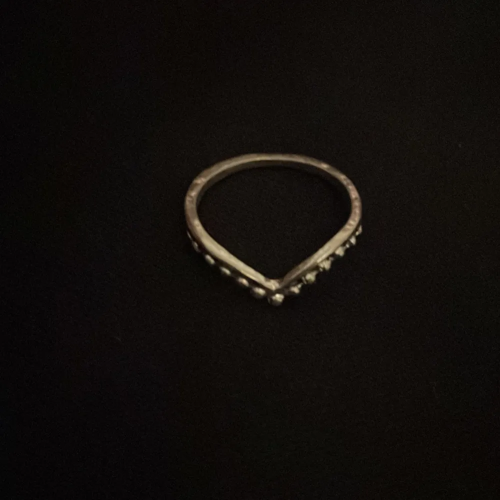 Säljer min favorita nedåt böjda ring ❤️ 🩶 silver 🩶 rostfritt 🩶 . Accessoarer.