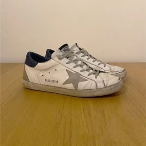 Golden Goose Sneakers - Tjena säljer dessa Golden Goose Sneakers. Storlek: 41,5. Skick 7/10. Pris: 2399kr. Bara att höra av er för fler bilder/frågor