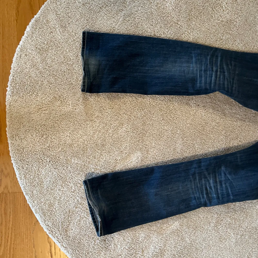 Super snygga miss me jeans! Bootcut och lågmidjade. Lite uppskrapade vid fötterna, midjemått: 38cm, innerben: 80cm! Använd gärna köp nu🫶. Jeans & Byxor.