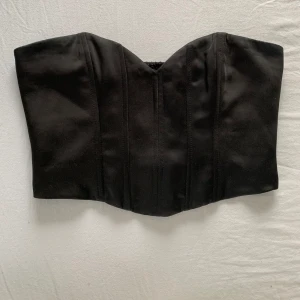 Svart Zara topp - Svart topp/korsett från Zara i silkesmaterial💗 Köpt för 300 kr, men finns spår av användning och därav priset💗