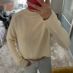 Vit stickad tröja  - Vit stickad tröja med snygga detaljer, aldrig använd! 