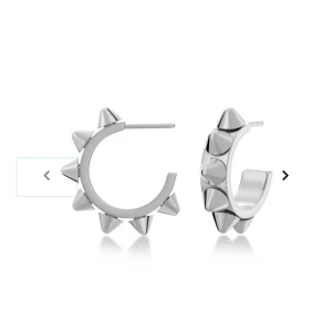 Silver örhängen - Säljer mina jättefina Peak Creoles S Steel örhängen från edblad! dom är i jättefint skick, inga sakdor alls. Jag har bara använt dom några gånger!❤️nypris är 399kr