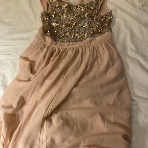 Rosa glitterig klängig  - 146cm   Aldrig andvänd  Vädigt fint sick  Köparen står för frakten 