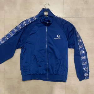 Sergio tacchini zip up - Vintage Sergio tacchini zip up Sitter som M.
