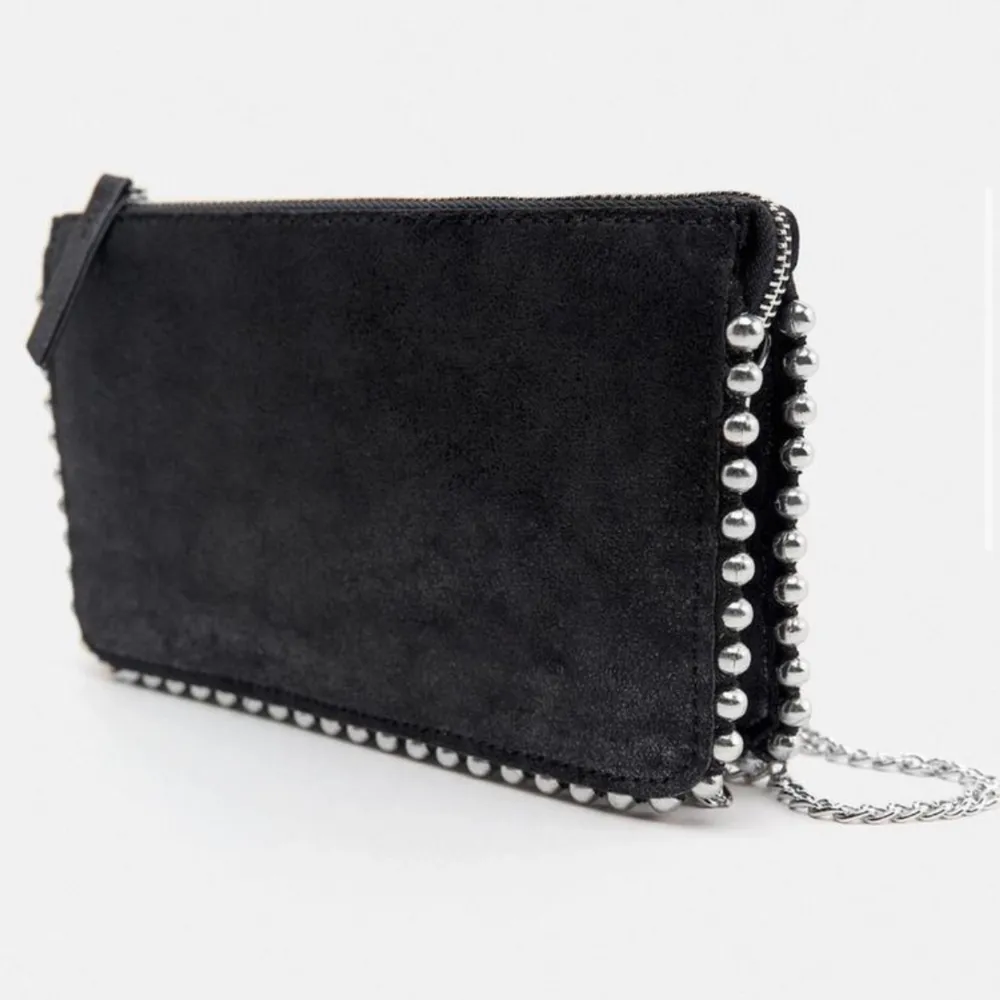Tiamo liknande axelbandssväska från Zara, kan användas som plånbok oxå. Knappast använd. . Väskor.