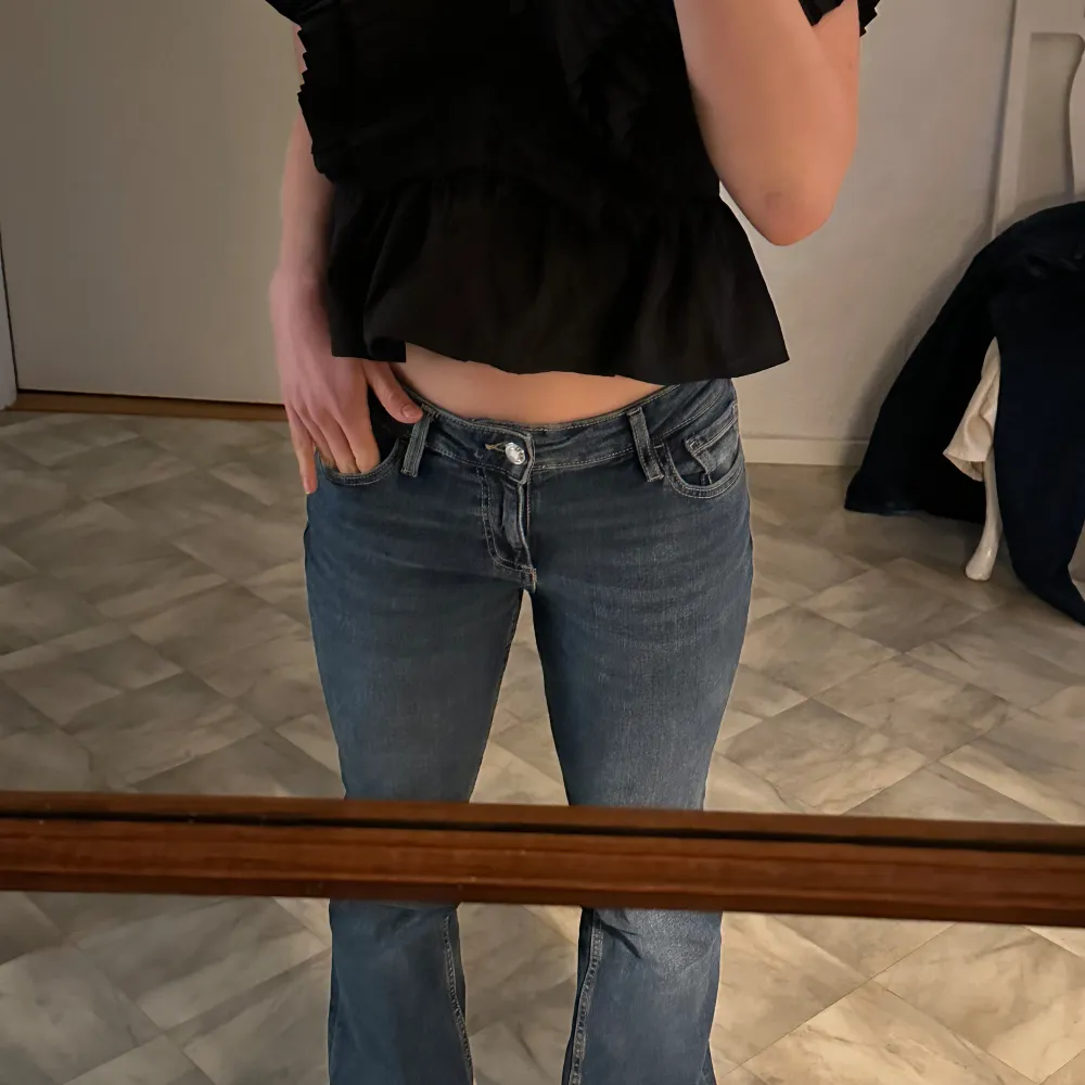 Superfint skick, knappt använda för inte min stil. Jag är 168 cm lång och har vanligtvis 36 i byxor 😊. Jeans & Byxor.