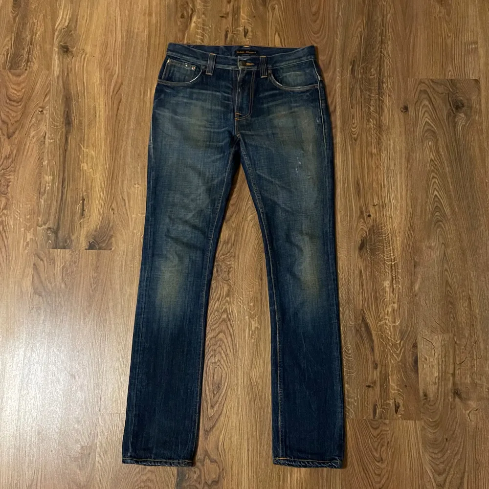 Nudie Jeans av modellen Thinn Finn i färgen blå👖Perfekta nu till våren!🏡 | Storlek: W30 L34 | Skick: 7/10⭐️ | Pris: 359 kr (inte hugget i sten) | Tveka inte på att höra av er ang frågor, funderingar, bilder mm☺️. Jeans & Byxor.