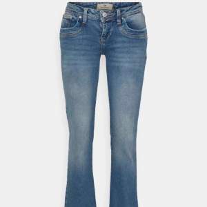Säljer mina snygga ltb jeans som är slutsålda överallt💕Lågmidjade med bootcut längst ner. Originalpri:950 men säljer för 650🫶🫶 hör av er om mer frågor!!