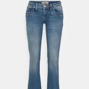 Säljer mina snygga ltb jeans som är slutsålda överallt💕Lågmidjade med bootcut längst ner. Originalpri:950 men säljer för 650🫶🫶 hör av er om mer frågor!!
