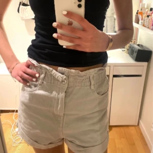 Beige shorts! - Dessa luftiga beige jeansen kommer inte till användning! De passar till allt och blir supersnygga till en söt topp💕Jag är 179cm🫶