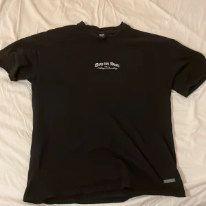 Svart T shirt ny skick ”Drip too hard” - Svart T shirt från New Yorker i ny skick utan hål eller skador. Storlek M