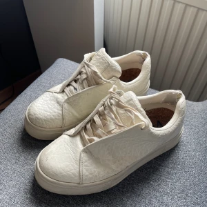 Eytys - Eytys, lite slitna med syns inte från långt håll, nypris är 2000kr, priset går att diskuteras