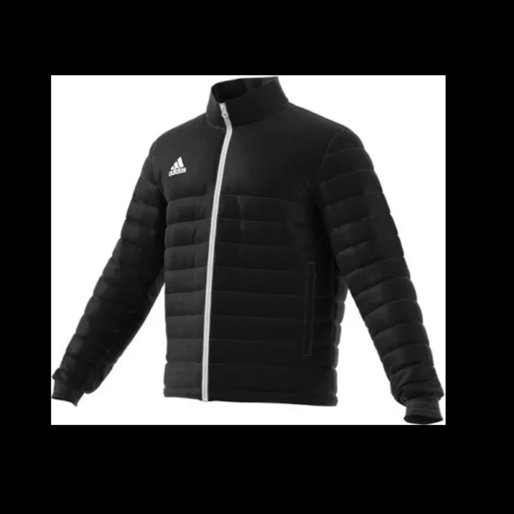 Säljet denna svart Adidas jacka älskar men tyvär blivit för liten den är jätte varm fin å går att använda vinter och på hösten bra skcik hoppas någon blir intresserad och vill köpa 🤗. Jackor.