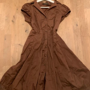 Brun klänning - Fin och bekväm klänning med din spets. Den knäpps upp och är i gott skick. Skriv för fler frågor💕