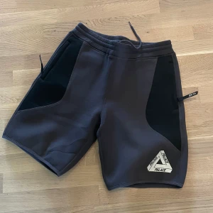 Palace shorts  - Använda fåtal gånger bra skick! Storlek L