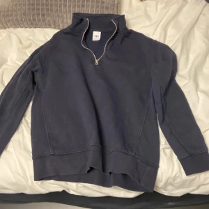 Half zip Zara - Säljer min perfekt Half zip tröja från Zara som jag köpt för 599. Den är i bra skick och har bara använts ett fåtal gånger. 