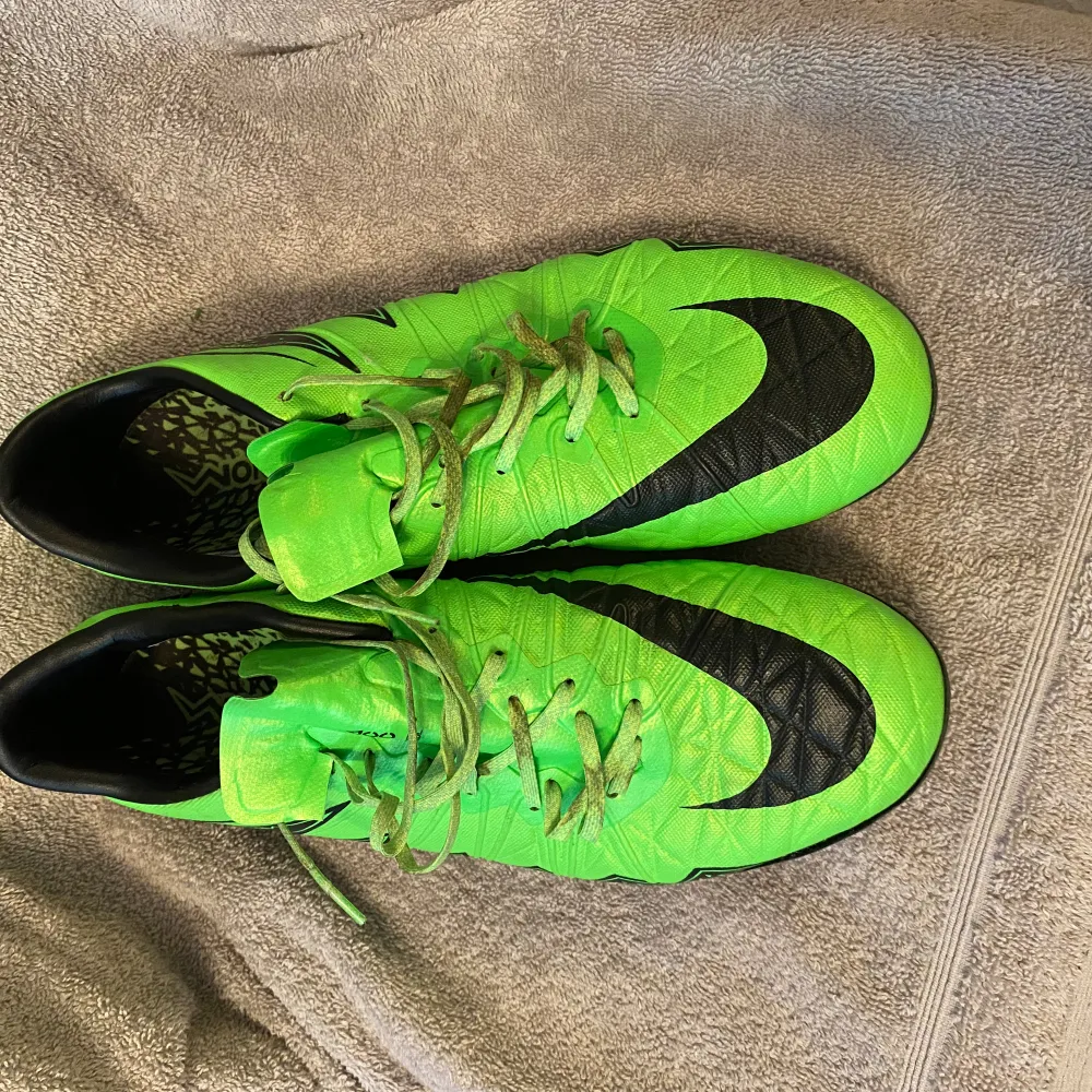 Nike hypervenom, storlek 41 , funkar för både gräs och konstgräs   Kom med bud . Skor.
