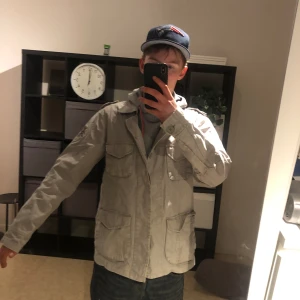 Tunn kavaj jacka diverse S - Sjukt fet grisch kavaj jacka till våren i storlek S men passar M. Skick 8,5 av 10, inga skavanker bara använd lite. Skriv vid funderingar och frågor!