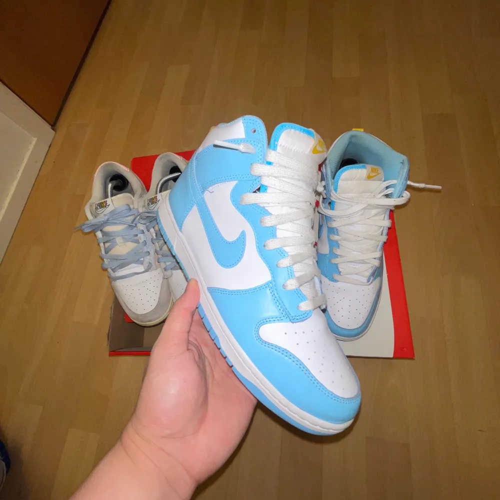 Nike dunk high unc finns kvitto och Nike dunk oxidized ingen kvitto!! Båda 44,5 båda skadad låda. Pris kan diskuteras . Skor.