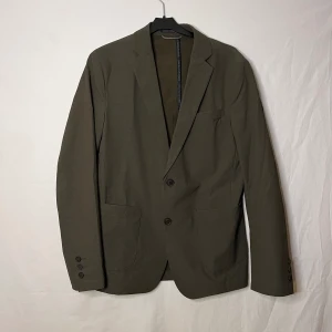 Grön kavaj - Mörk grön kavaj (stretch material) | Jättebra skick | Pris: 249kr | storlek M (Liten i storleken) | passar dig som är runt 170-175cm | sportig och unik kavaj | Fraktar via PostNord och Instabox på köparens bekostnad:)  Hör av dig vid minsta fråga mvh