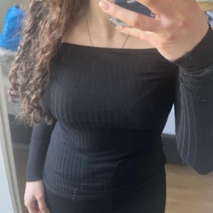 Tröja  - Säljer denssa tröjor som jag inte använder längre. Dom är tunna och knappt använda. Dom är inte smutsiga det är spegeln som är lite fläckig. Finns i både svagt och vinröd.   Båda är i xs  30kr styck 