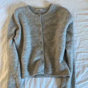 Kofta - Säljer denna gå koftan från Gina. Skriv till mig om du har några frågor och priset kan diskuteras!💗