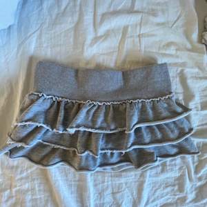 Säljer denna snygga kjolen. Skriv till mig om du har några frågor och priset kan diskuteras!💗