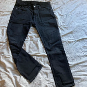 Weekday jeans: Easy almost black - Bea skick!