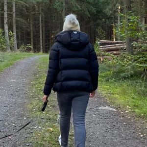 Sailracing vinterjacka - Använd en säsong, i jätte fint skick. Det är den varmaste jackan jag ägt men har tyvärr växt ur den. Skicka görna prisförslag💕 Nypris: ca 2000kr