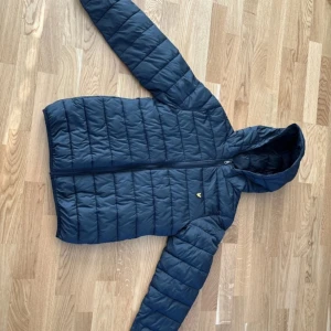 Lyle scott jacka för barn  - En fin höst/vår jacka för pojkar. Den är använd ett par gånger men är ändå i bra skick inga skador eller fläckar. Den säljs för att den inte längre passar. Ja skulle säga att jackan passar även folk som har storlek S/M