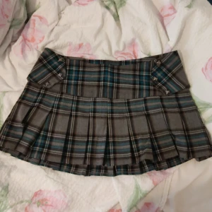 Lip service plaid minikjol studded - Nytt skick, midjemått tvärs över är 39cm och längd är 27,5cm. Mycket stretchigt material så man kan ha som både high och low waist!