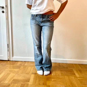 Så fina jeans - Modell 169! Midjemått 39 rakt över och Innerbenslängd 78 cm😊  Lite slitna där nere men syns på bilden😊