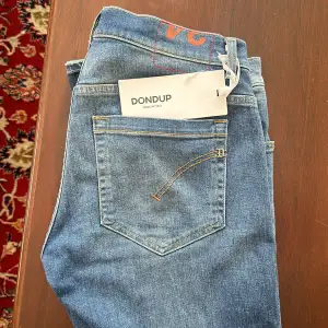 Dondup jeansr George Helt Nya! Modellen är 184, Slimfit. Ny pris 3,499 STORLEK W34 