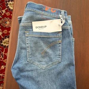 Dondup George Jeans - Sprillans Nya dondup jeans i modellen George! Slimfit. Ny pris 3,499 STORLEK W34 