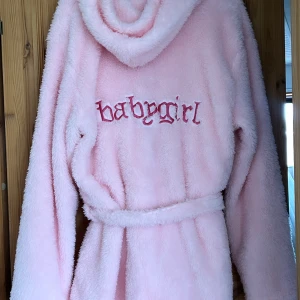 Rosa morgonrock  - Rosa jätte mjuk morgonrock från boohoo. Endast använd kanske 2-3 gånger. 💗 storlek M men passar för en S också då jag själv är S och den sitter bra på mig! 