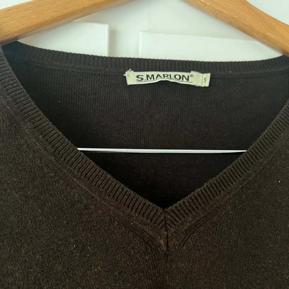 En väldigt fin brun tröja i härligt material. Köpt på Sellpy men jag har knappt använd den. I fint skick! 💕. Tröjor & Koftor.
