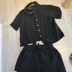 Snyggt set - Skjorta och shorts, linneliknande tyg. Storlek m 