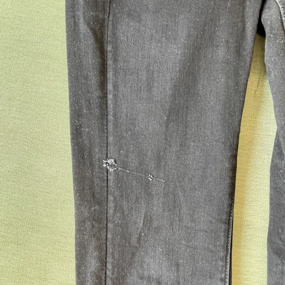 Riktigt snygga svarta Lågmidjade jeans från g-star. Har tyvär ett märke på låret från första användningen, därav priset😊. Jeans & Byxor.