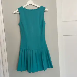 Drop Waits miniklänning från ASOS,  Står att det är för petite men har funkat ok för mig som är 169cm — även om den absolut är en miniklänning :)  Superfin blå färg! Så härlig för sommardagar och vår nu 
