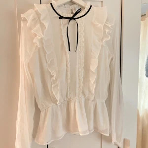 Blus - Helt oanvänd blus från Lindex perfekt till våren, super fin men kommer inte till användning💗Går att ta av och på rosetten.
