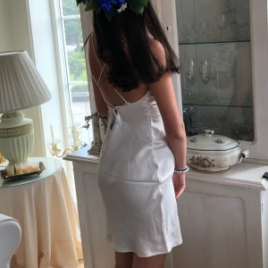 Satinklänning - Vit satinklänning frn NA-KD, liten fläck (se bild 2) men de syns bara i vissa ljus. Skriv för frågor🩷