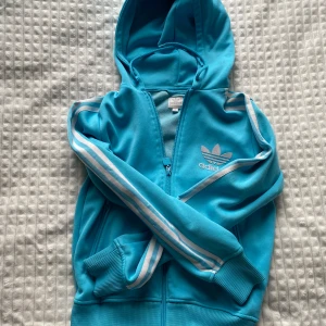 Adidas hoodie - Dragkedjehoodie som passar bra på S-M. Bra skick inga fläckar, inte så nopprig.