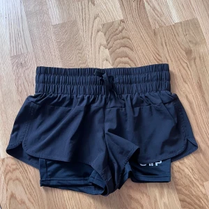 Träningsshorts med innertights  - • Storlek XS  • Använt Max 2 ggr!!